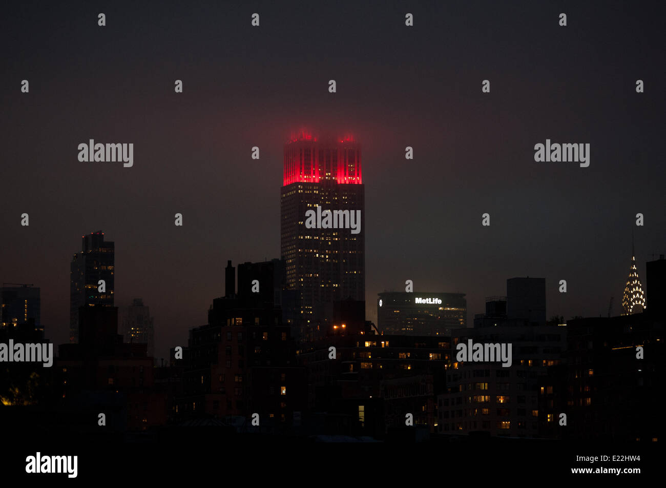 Manhattan, New York, Stati Uniti d'America. 12 Giugno, 2014. L' Empire State Building festeggia la Coppa del Mondo 2014 in Brasile con luci che riflettono i 32 paesi concorrenti, Giovedì 12 Giugno, 2014. Credito: Bryan Smith/ZUMAPRESS.com/Alamy Live News Foto Stock