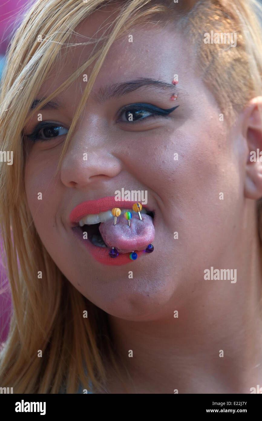 Una giovane donna che mostra la lingua piercing alla parata annuale di  orgoglio di LGBT Tel