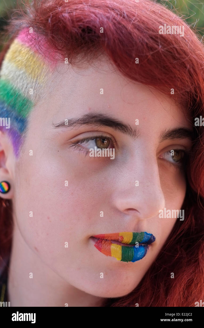 Una giovane donna con un arcobaleno dipinto nella sua labbra e capelli all'annuale LGBT Tel Aviv Pride Parade chiamato anche "Love Parade' come parte del rispetto internazionale di Gay Pride mese. Israele Foto Stock