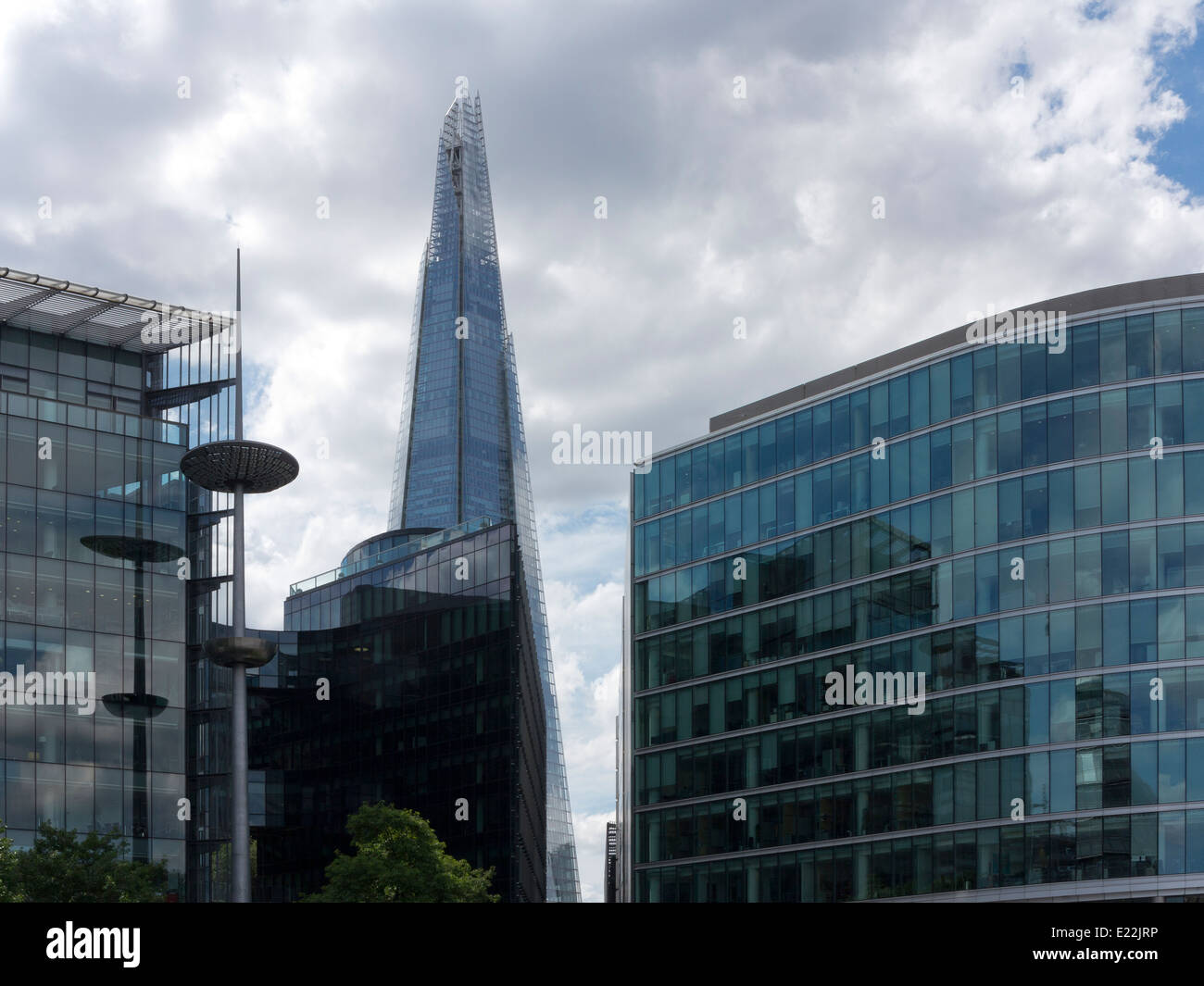 Il London Shard con nuovi edifici per uffici in primo piano Foto Stock