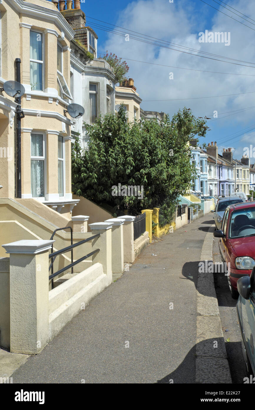 Casa abbandonati con struttura ad albero che copre tutta la parte anteriore della terrazza casa in Hastings Regno Unito Foto Stock