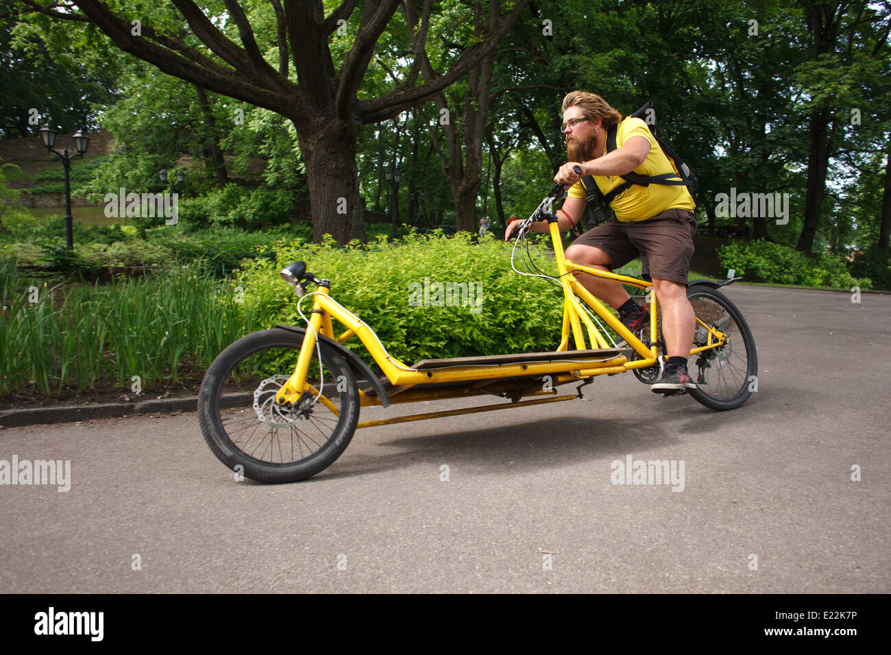 Noleggio messenger con carico accelerando la bici per la consegna Foto Stock Noleggio messenger con carico accelerando la bici per la consegna Foto Stock