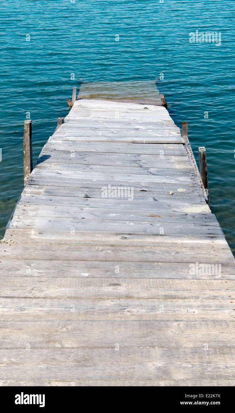 Vecchio pontile in legno di cadere nell'acqua. Foto Stock