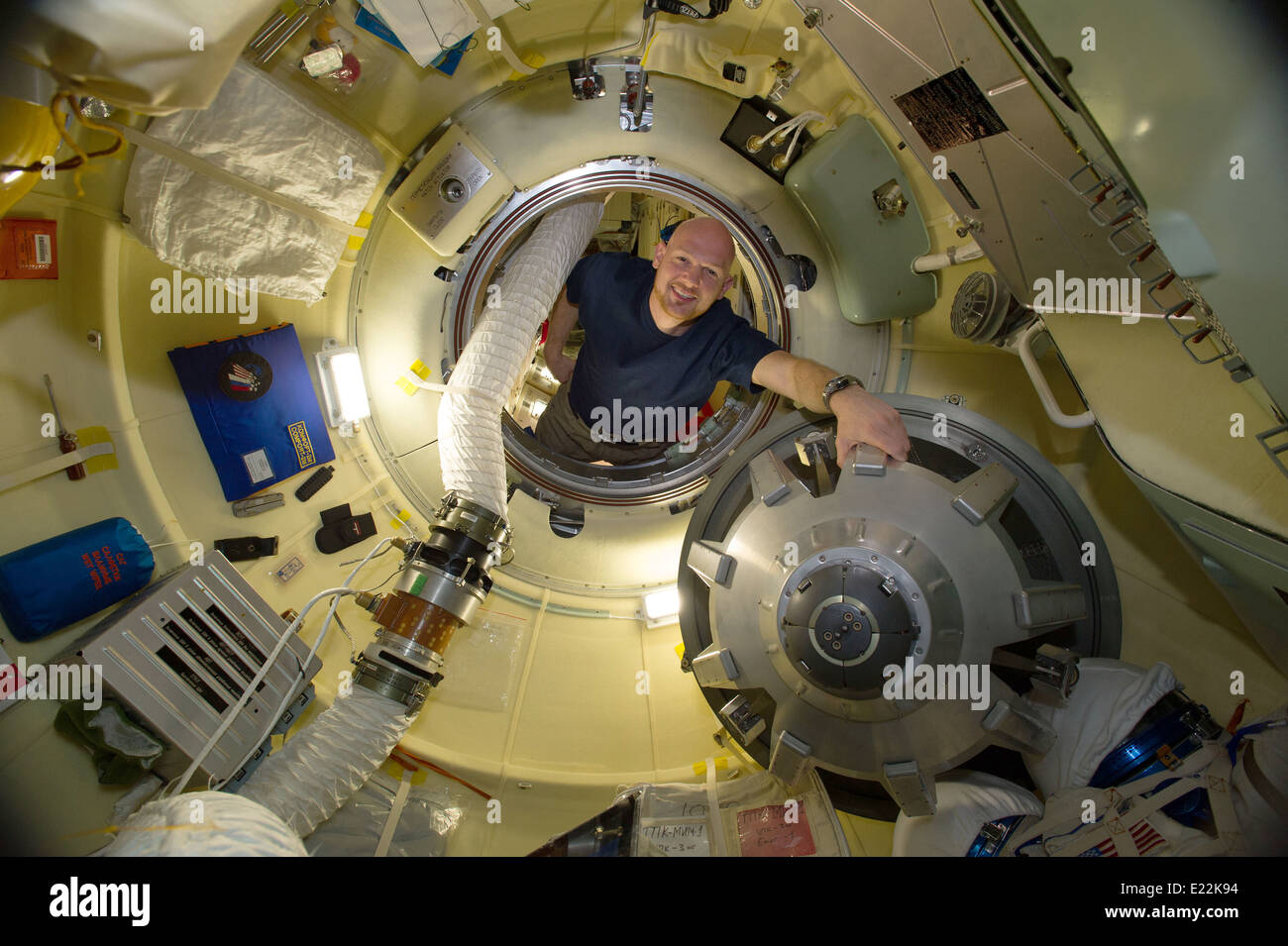 Agenzia spaziale europea astronauta Alexander Gerst, Expedition 40 tecnico di volo, in Rassvet Mini-Research Modulo 1 berlina della Stazione Spaziale Internazionale il 6 giugno 2014. Foto Stock