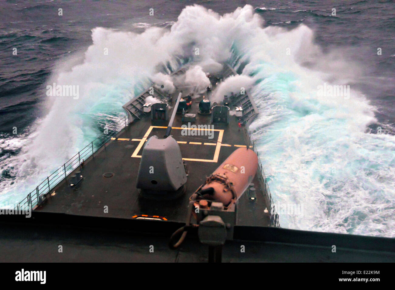 Onde infrangersi sulla prua del Navy US Ticonderoga-class guidato-missili cruiser USS Antietam come si cuoce a vapore attraverso il mare agitato mentre di pattuglia Giugno 12, 2014 nel Mare delle Filippine. Foto Stock