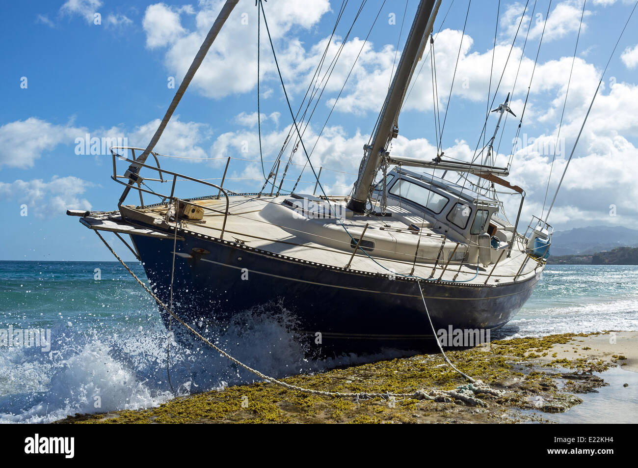 Yacht si è incagliata e su rocce in Pink gin Bay, vicino a St George, Grenada, West Indies Foto Stock