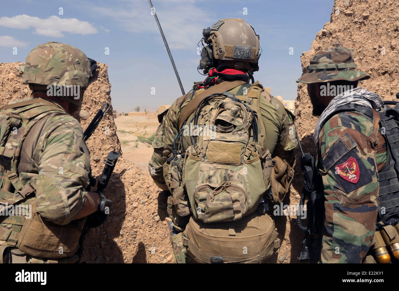 US Army delle forze speciali militari assegnati a Combined Joint Special Operations Task Force con l esercito nazionale afgano forze speciali soldato con la terza le Operazioni Speciali Kandak durante un'operazione di compensazione 2 Giugno 2014nel villaggio Karezak, Maiwand distretto, provincia di Kandahar, Afghanistan. Foto Stock