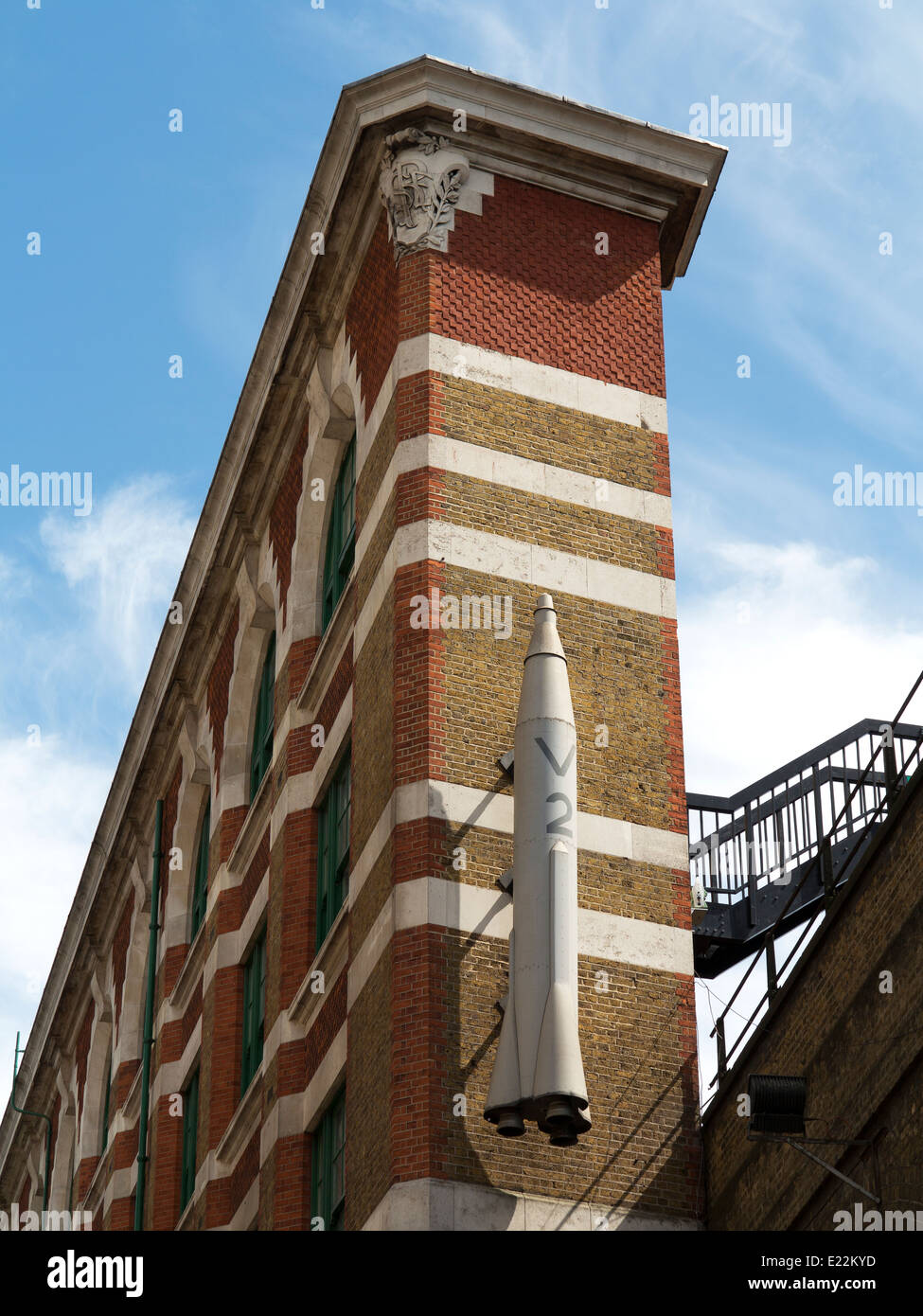 Il termine mattone edificio di fronte alla pedana 1 della stazione di London Bridge con V2 collegata a razzo Foto Stock
