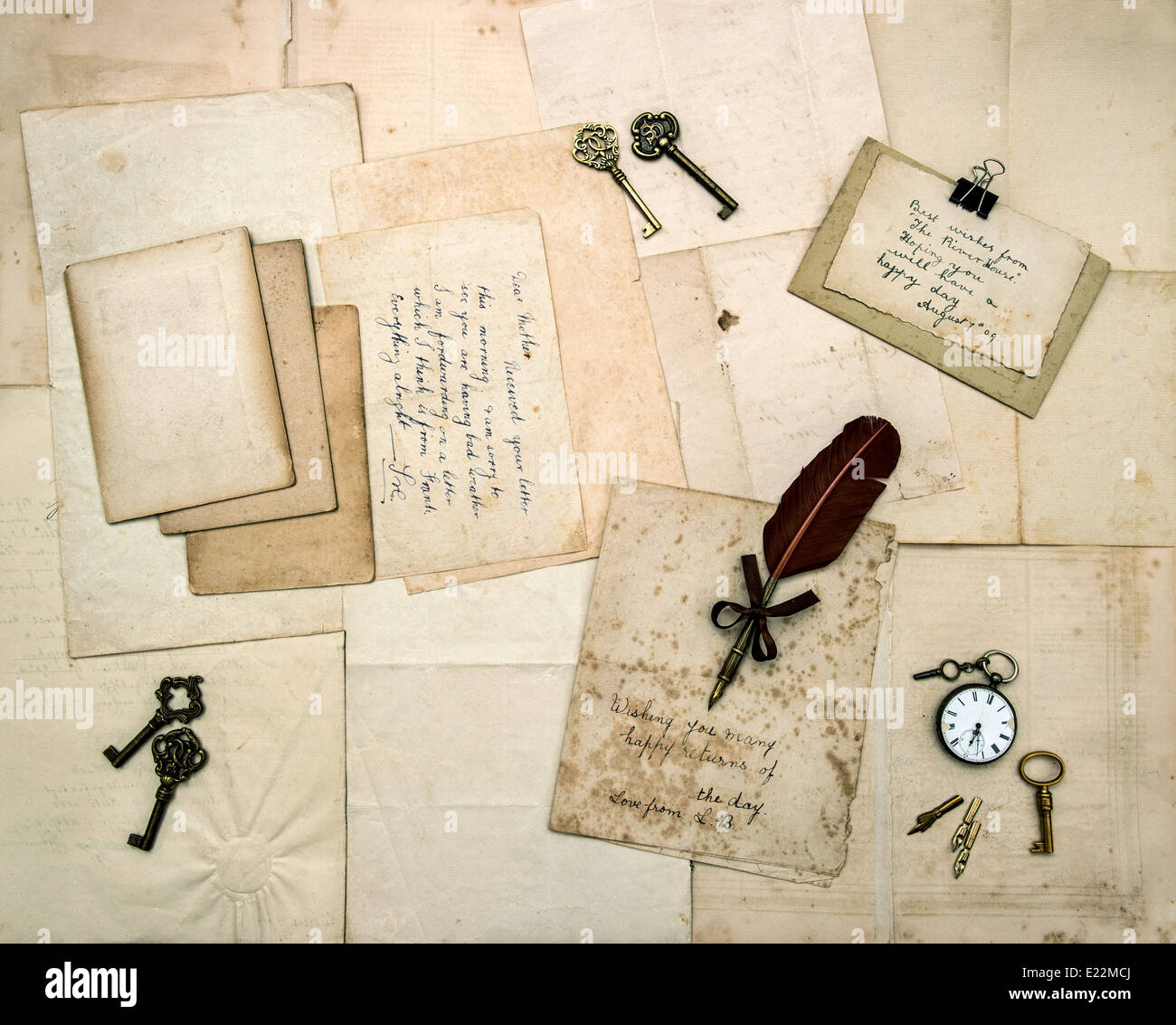 Vintage lettere e cartoline scritte a mano con campione di testo inglese. nostalgico sentimentale sullo sfondo della carta per Scrapbooking Foto Stock