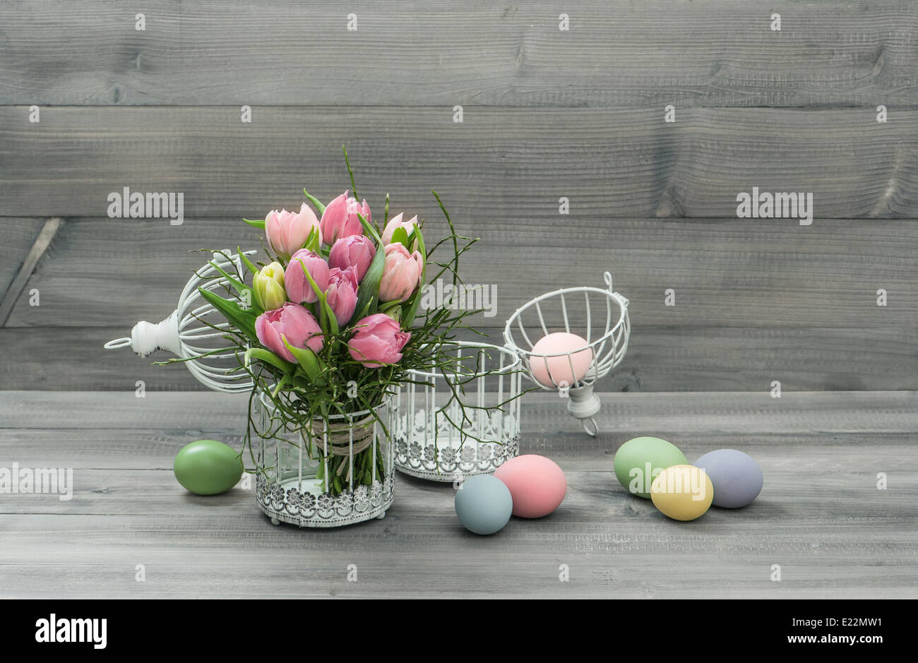 Pastel Pink tulip fiori e uova di pasqua in stile retrò immagine colorata Foto Stock