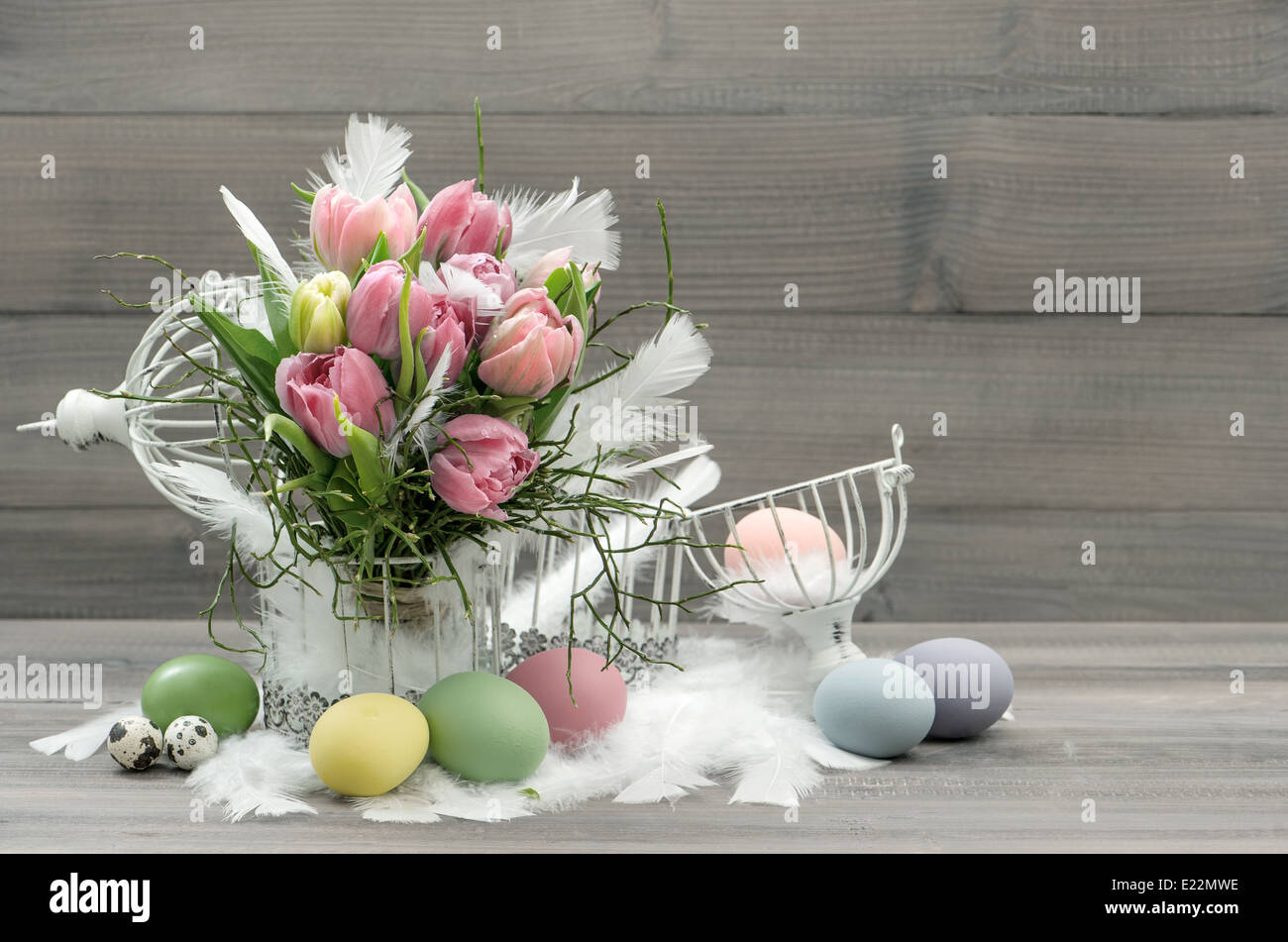 Composizione di pasqua con uova e pastello tulip fiori. nostalgico home interni. stile retrò immagine colorata Foto Stock