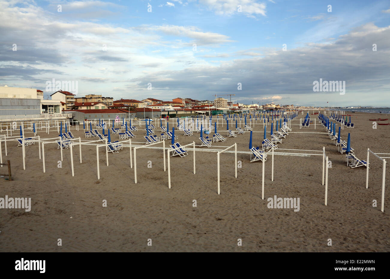 Tipico italiano sedie da spiaggia in Viareggio, uno dei più conosciuti estate vacanza italiana spot Foto Stock
