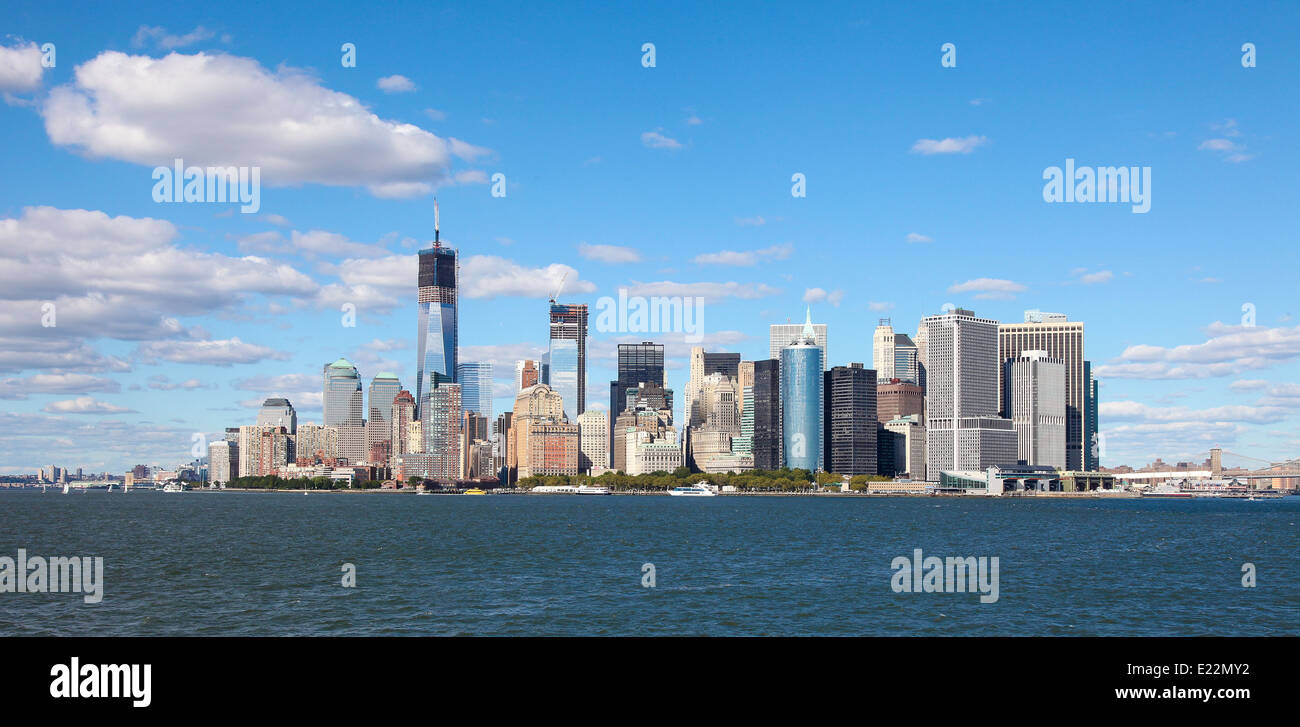 Vista su Manhattan e Hudson Hudson River Waterfront marciapiede in Brooklyn. Foto Stock