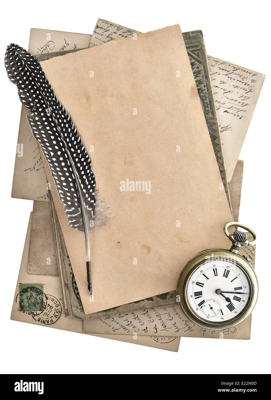 Vintage di carte e cartoline isolati su sfondo bianco antico penna in piuma e orologio Foto Stock