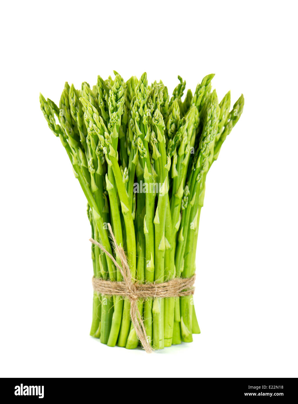Gli asparagi freschi gereen isolati su sfondo bianco Foto Stock