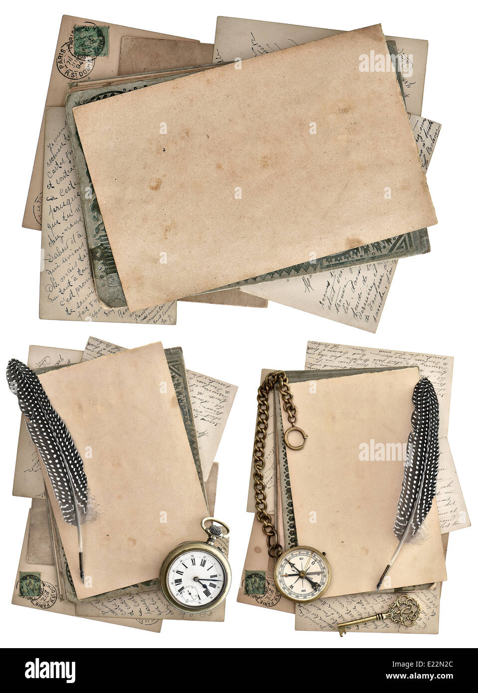 Grungy carte e cartoline isolati su sfondo bianco antico penna in piuma, orologio e bussola. concetto di viaggio Foto Stock