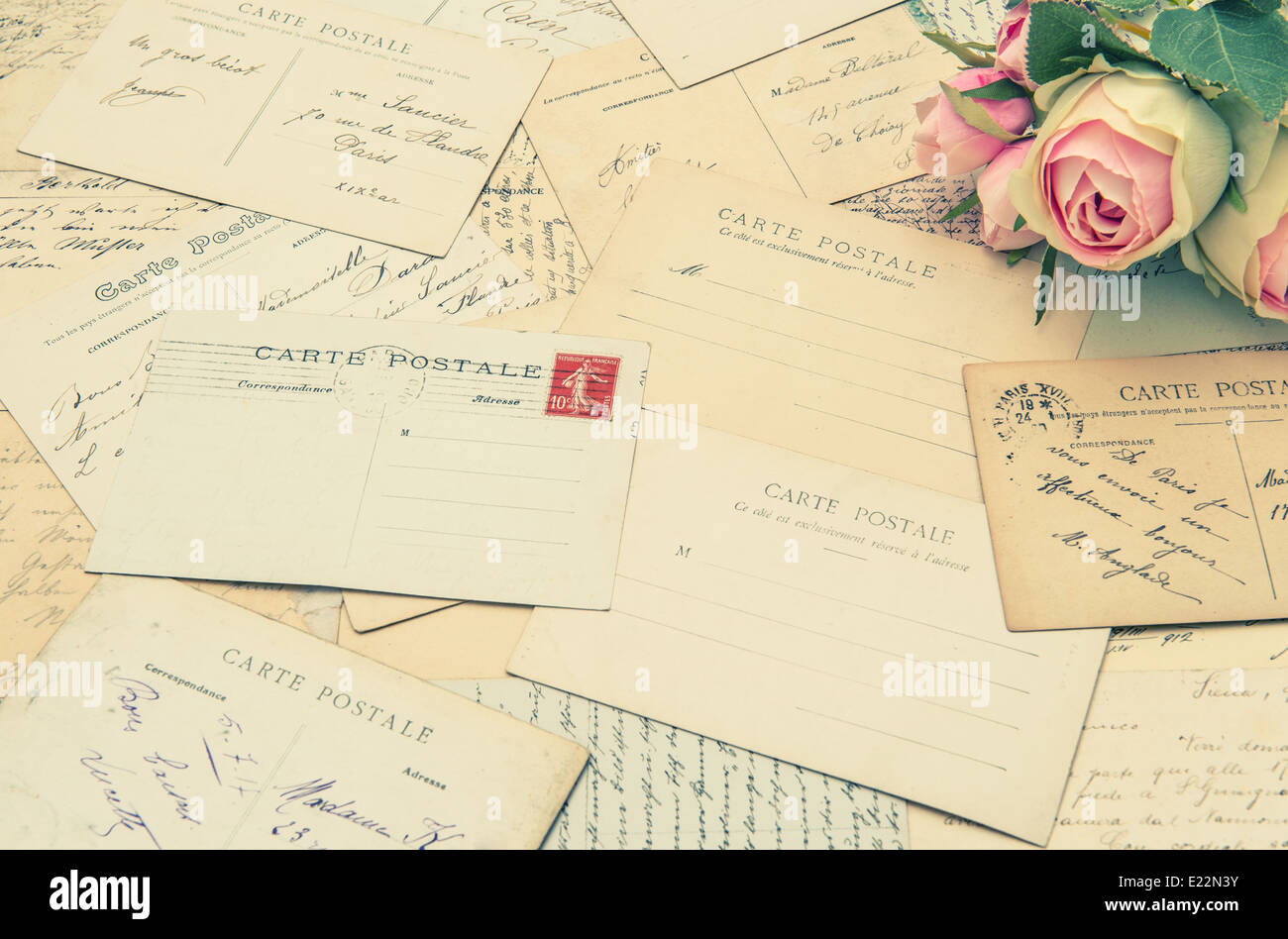 Cartoline d'epoca e soft rose fiori. nostalgico sfondo sentimentale. stile retrò tonica foto Foto Stock