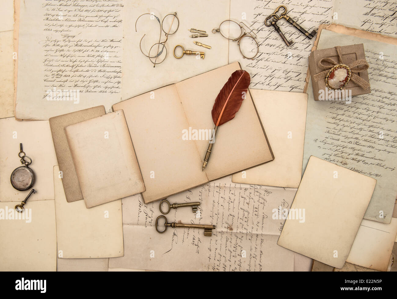Vintage accessori scrittura, vecchi giornali, lettere e chiavi. documenti e manoscritti Foto Stock