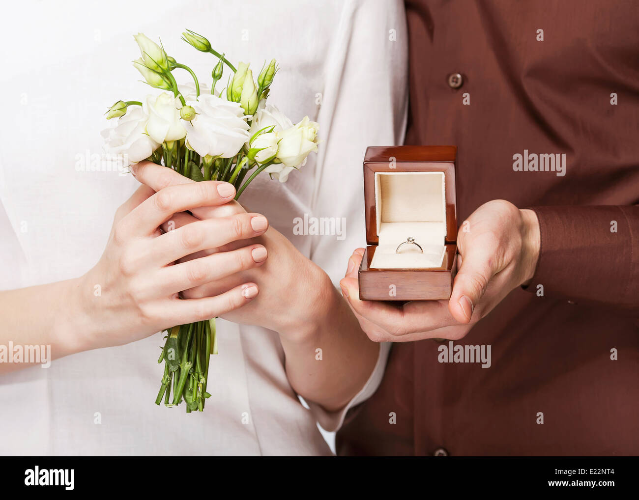 Coppie in viaggio di nozze anello di tenuta scatola e un mazzo di fiori Foto Stock