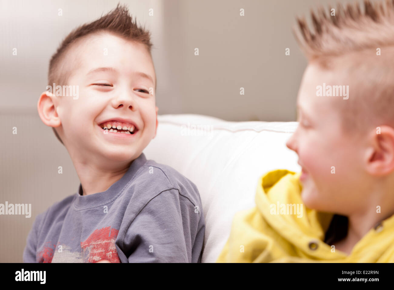 Due ragazzini avente un sacco di divertimento con giochi video Foto Stock