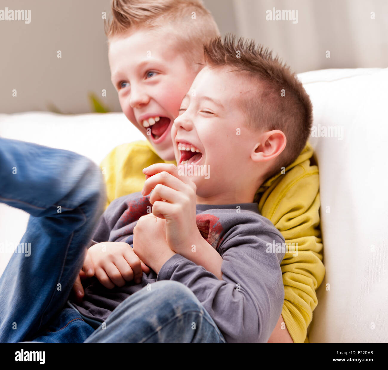 Due ragazzini forse amici o fratelli due ragazzini ridere circa il solletico Foto Stock