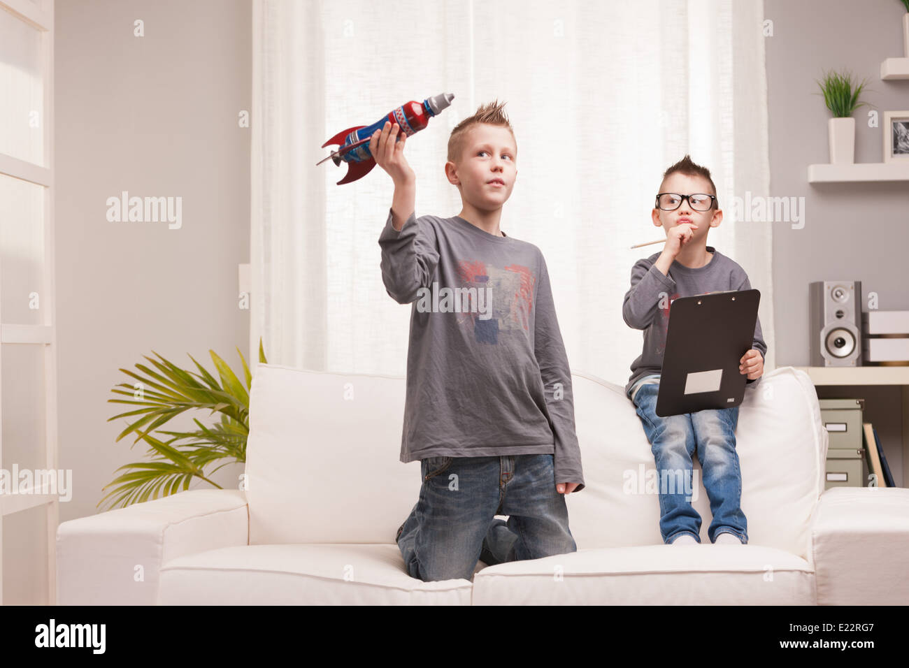 Due ragazzi giocano come scienziati e inventori a razzo Foto Stock