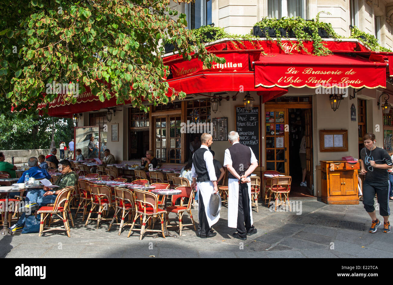 Parigi - 24 agosto: scene di strada in tradizionale Cafe' Parigino vicino alla famosa cattedrale di Notre Dame de Paris su agosto 25, 2013 a Parigi, Francia Foto Stock