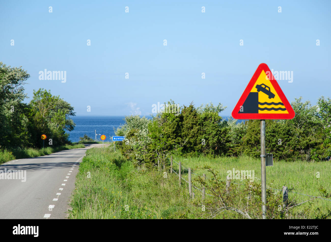 Cartello stradale con attenzione per il quayside in una strada di campagna dal Mar Baltico in Svezia Foto Stock