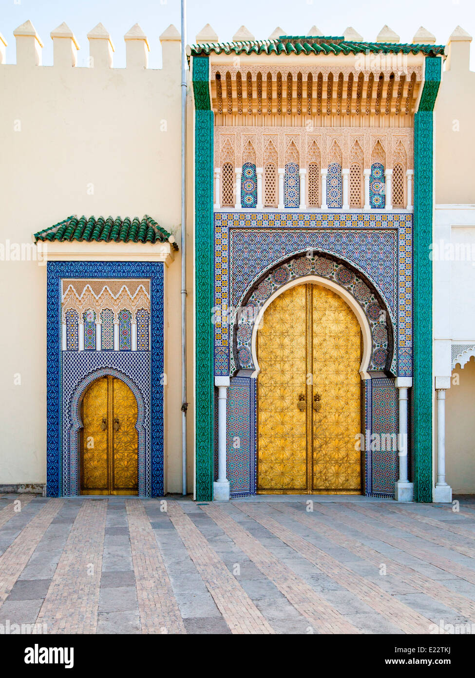 Vista dell'ingresso principale per Dar El Makhzen, il Palazzo Reale sulla Place des Alaouites a Fez, in Marocco. Foto Stock
