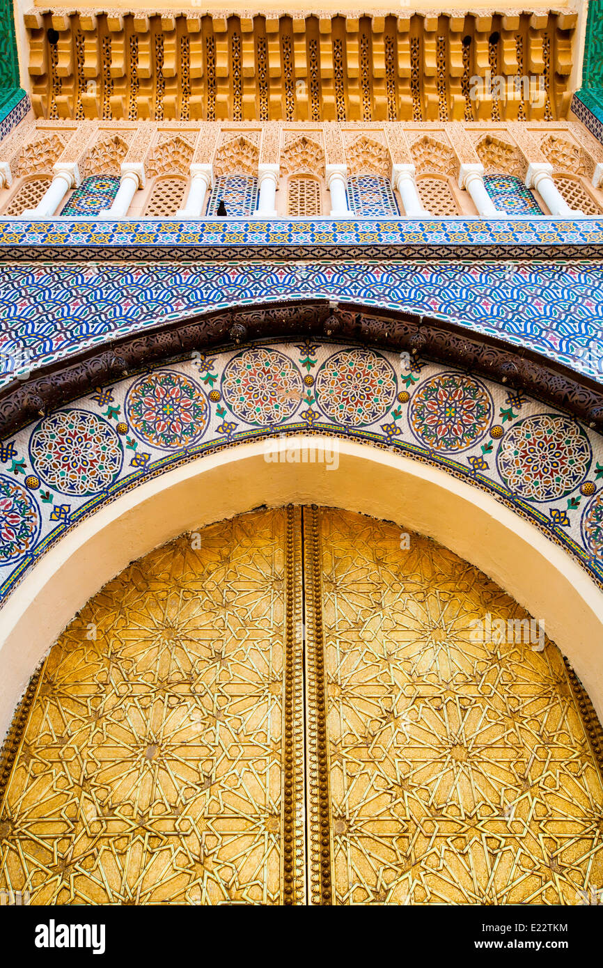 Dettaglio dell'entrata principale al Dar El Makhzen, il Palazzo Reale sulla Place des Alaouites a Fez, in Marocco. Foto Stock