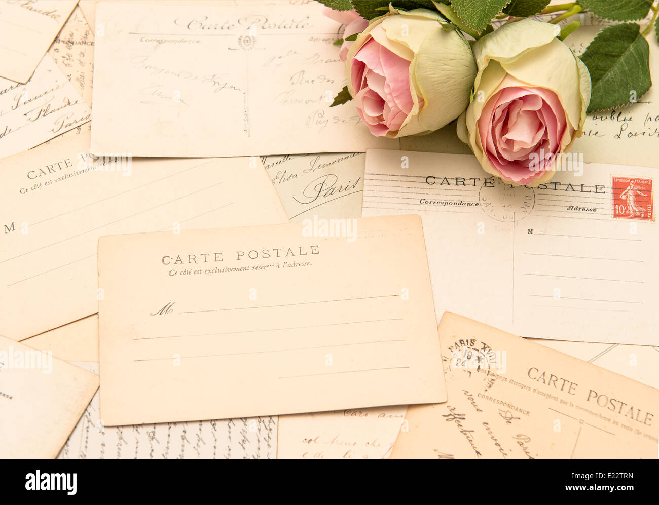 Cartoline d'epoca e soft rose fiori. vecchio amore lettere. romantico still life Foto Stock