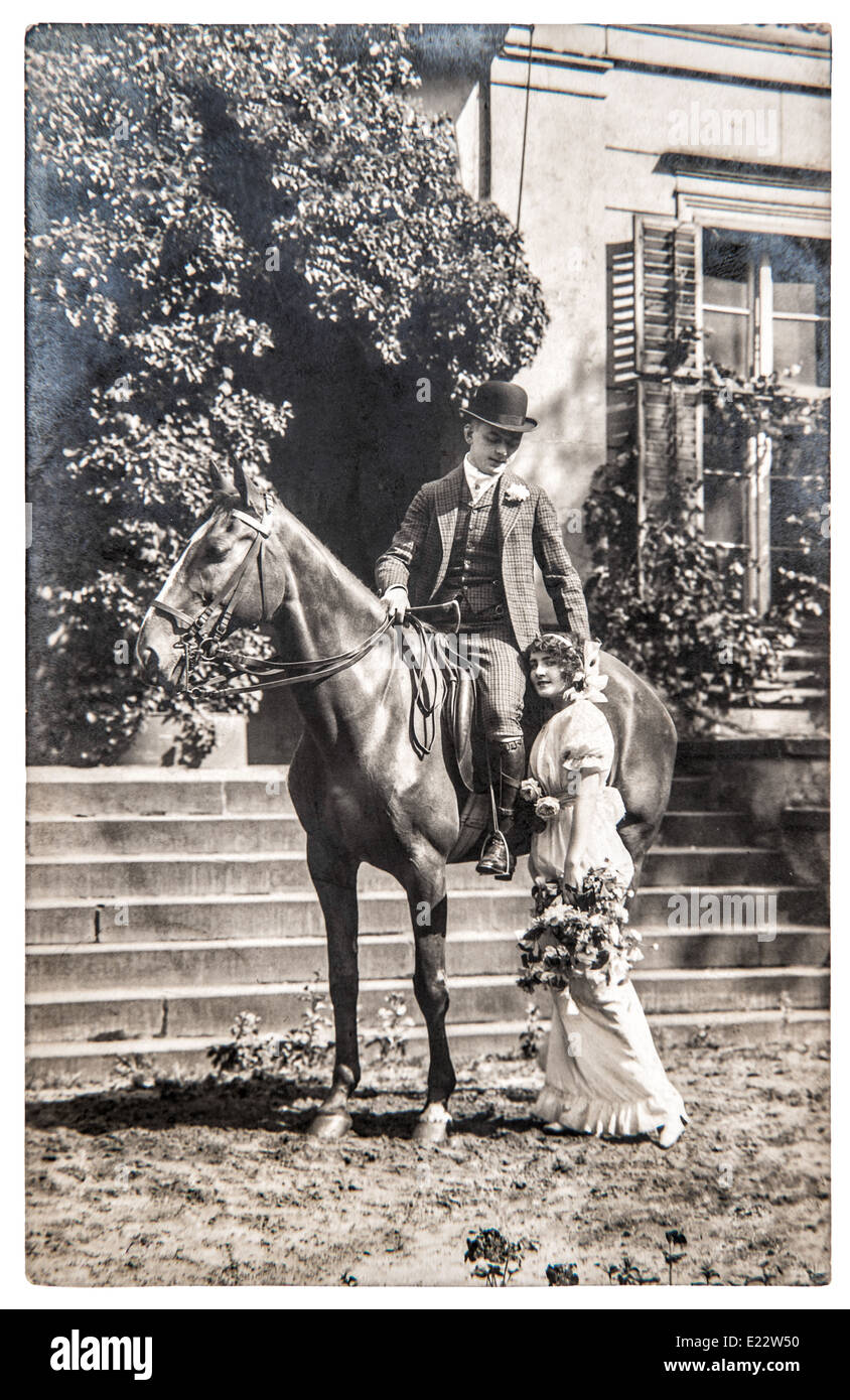 Berlino, Germania - circa 1916: Antiquariato foto. ritratto coppia giovane indossare abbigliamento vintage. nostalgico foto Foto Stock
