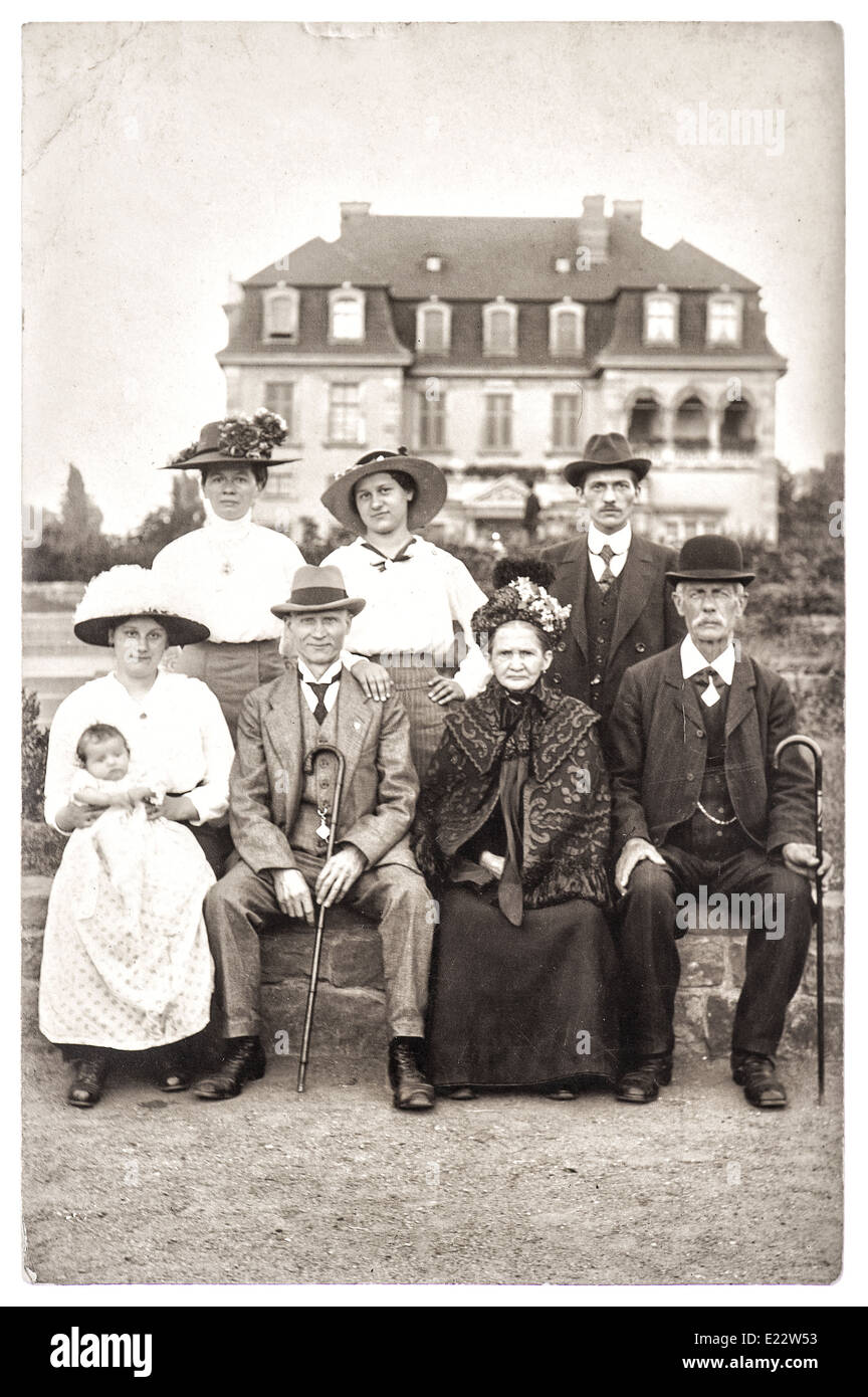 Berlino, Germania - circa 1900: vecchia fotografia di una benestante famiglia con la sua casa sullo sfondo. Foto Stock