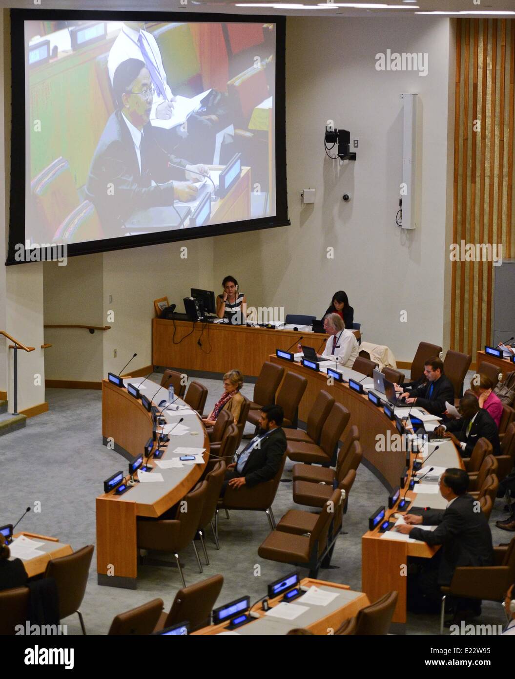 (140614) -- NEW YORK, 14 giugno 2014 (Xinhua) -- Wang Min (R) anteriore, la Cina del vice rappresentante permanente presso le Nazioni Unite, indirizzi della riunione degli Stati parti alla convenzione delle Nazioni Unite sul diritto del mare (UNCLOS) presso la sede delle Nazioni Unite a New York il 13 giugno 2014. Wang Min il venerdì con forza confutato le accuse fatte da Vietnam e Filippine contro la Cina sul Mare della Cina del Sud situazione, tenendo i due paesi responsabili per eventuali controversie. Egli ha sbattuto in Vietnam e nelle Filippine per violare i territori cinesi. (Xinhua/Niu Xiaolei) (CTT) Foto Stock