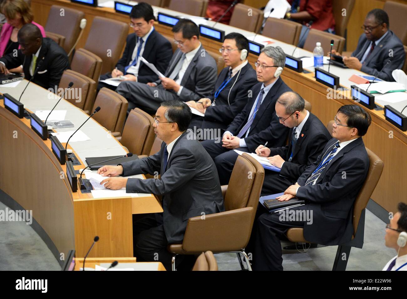 (140614) -- NEW YORK, 14 giugno 2014 (Xinhua) -- Wang Min (L anteriore), la Cina del vice rappresentante permanente presso le Nazioni Unite, indirizzi della riunione degli Stati parti alla convenzione delle Nazioni Unite sul diritto del mare (UNCLOS) presso la sede delle Nazioni Unite a New York il 13 giugno 2014. Wang Min il venerdì con forza confutato le accuse fatte da Vietnam e Filippine contro la Cina sul Mare della Cina del Sud situazione, tenendo i due paesi responsabili per eventuali controversie. Egli ha sbattuto in Vietnam e nelle Filippine per violare i territori cinesi. (Xinhua/Niu Xiaolei) (CTT) Foto Stock