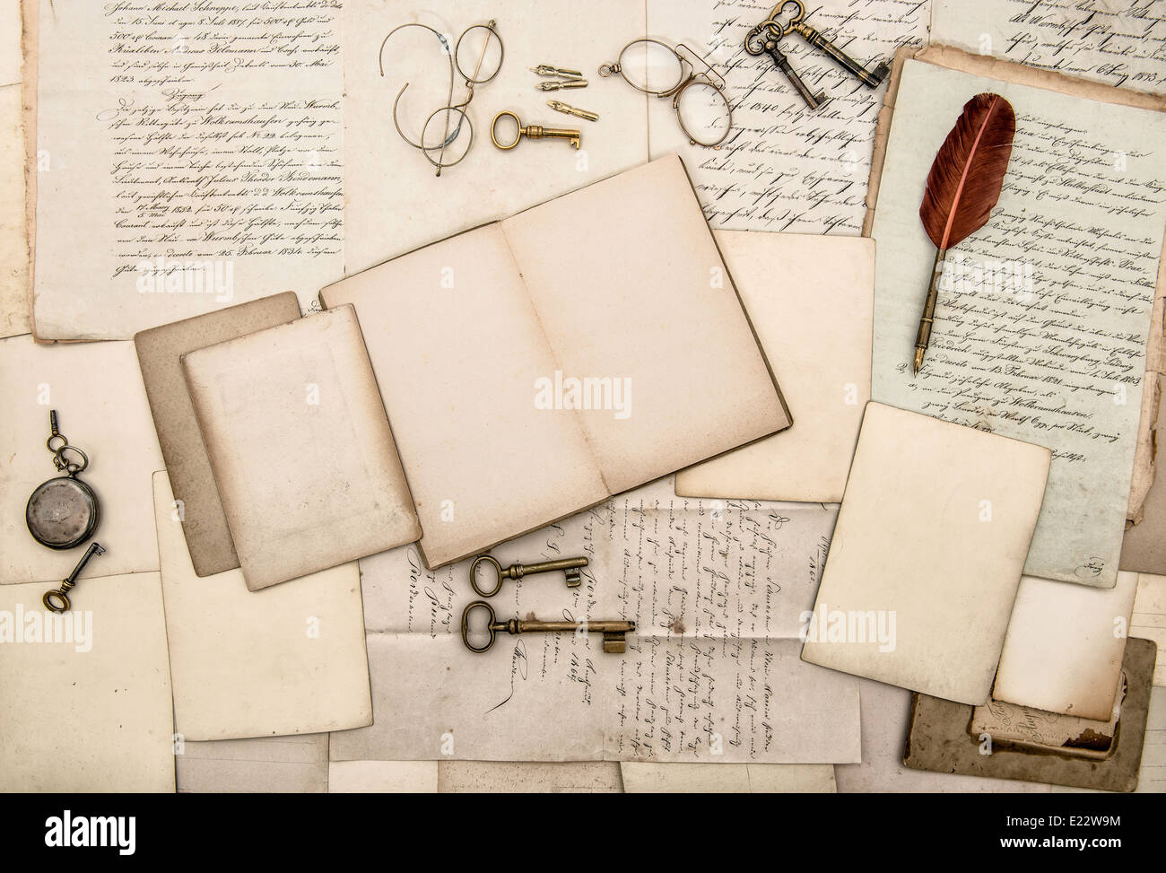 Accessori antichi e ufficio pedaggi, vecchio lettere e cartoline. nostalgico sfondo scrapbook Foto Stock