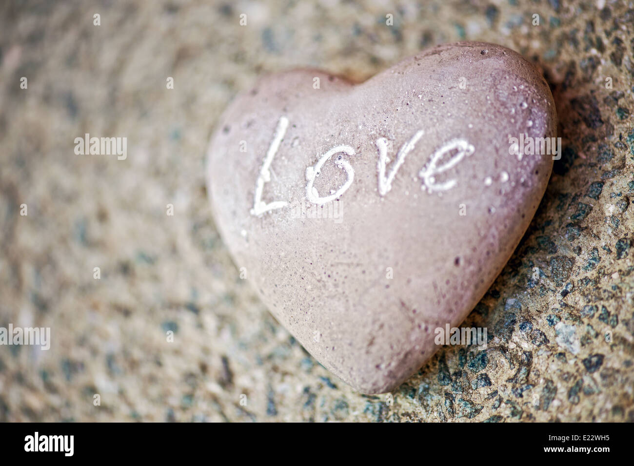 Cuore di pietra con la parola amore - su di esso Foto Stock