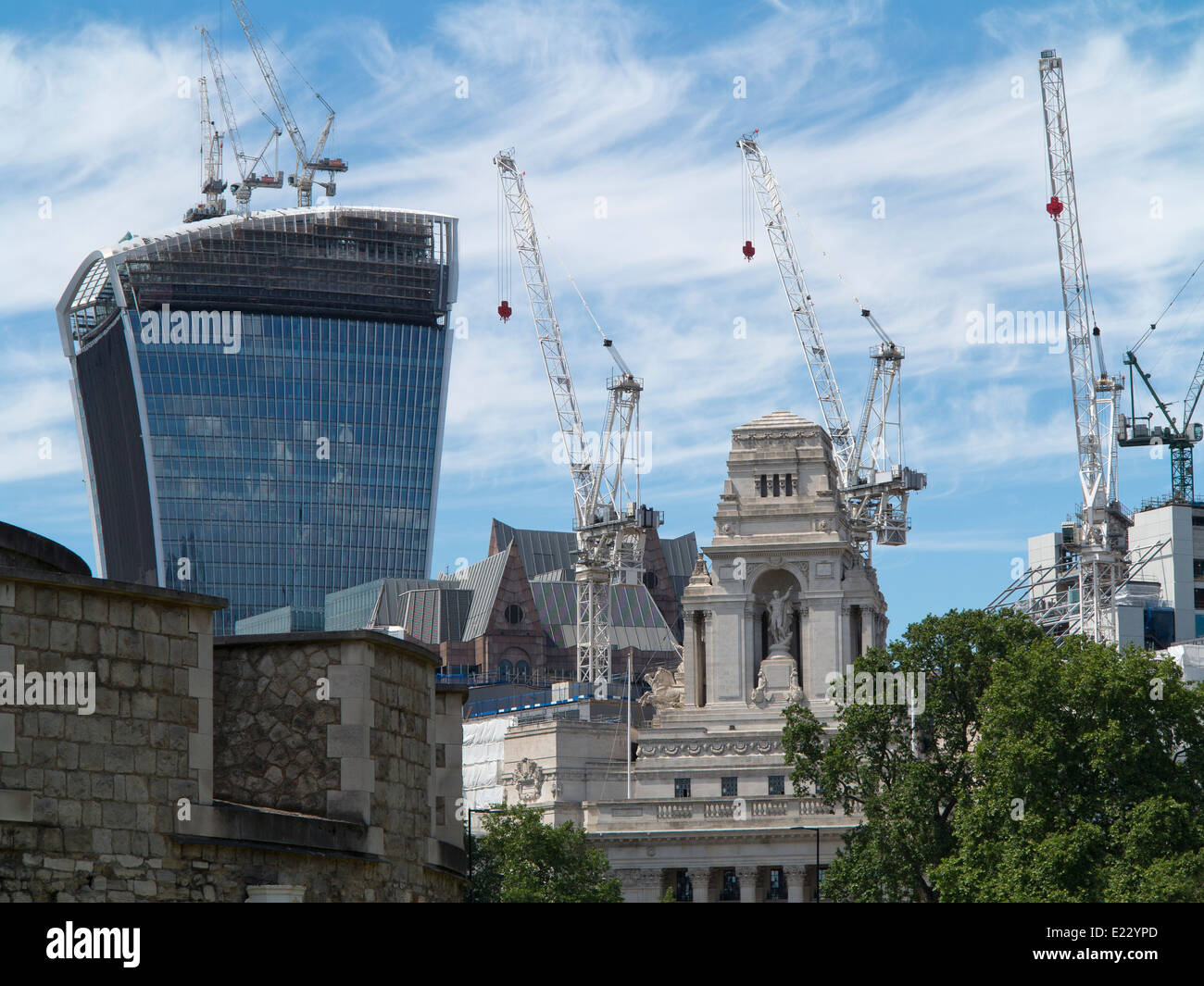 Lo skyline di Londra con un misto di stile e di edifici di età compreso il grattacielo Walkie-Talkie circondato da gru Foto Stock