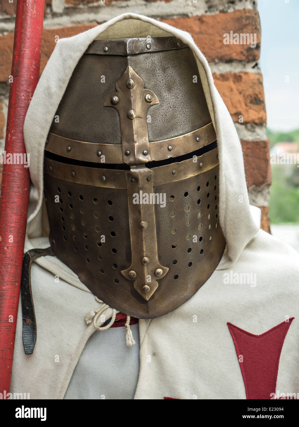 Ferro medievale del cavaliere del casco burgonet Foto Stock