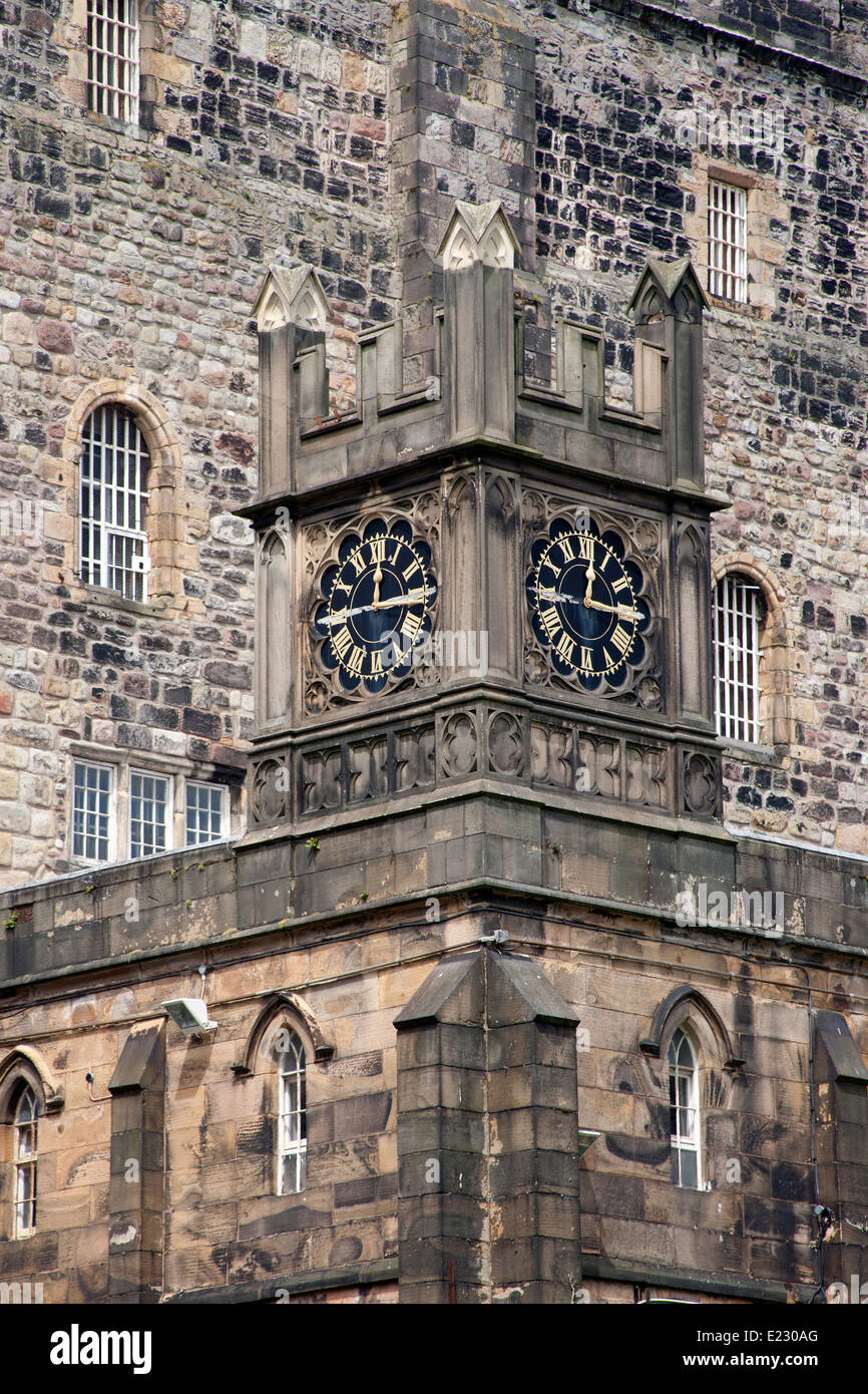 La torre dell'orologio di sua maestà della prigione di Lancaster Castle, il parco del castello di Lancashire England Regno Unito Foto Stock