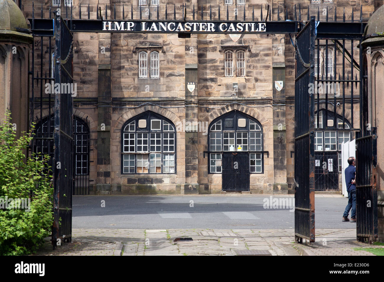 Segno di ingresso a Sua Maestà della prigione di Lancaster Castle, il parco del castello di Lancashire England Regno Unito Foto Stock