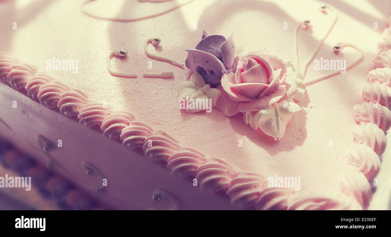 Compleanno o torta nuziale decorazione, fiori e foglie di crema. Foto Stock