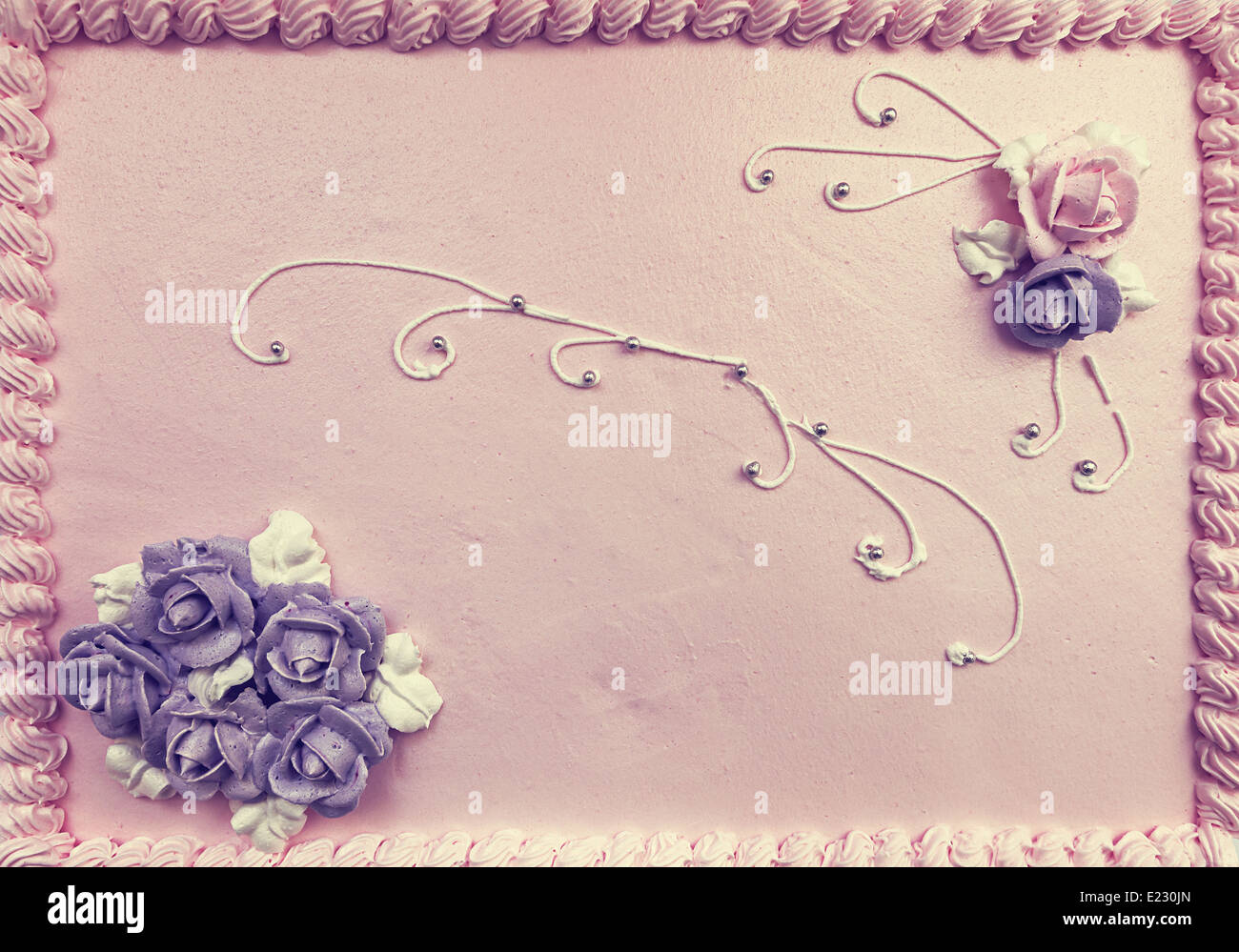Decorazione di compleanno o torta di nozze, alcuni fiori e foglie di crema. Foto Stock