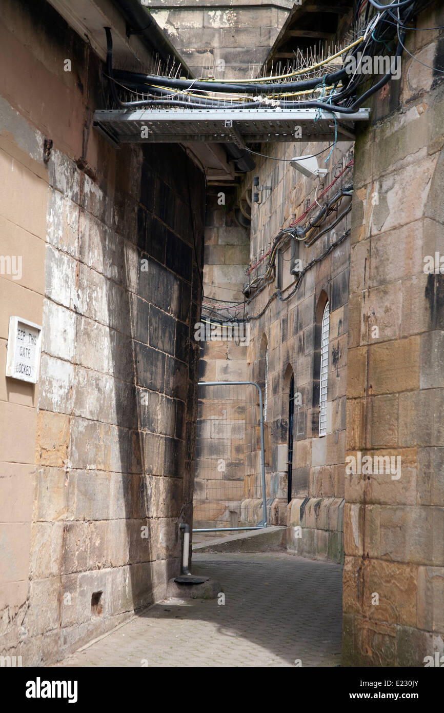 Vicolo tra due edifici di sua maestà della prigione di Lancaster Castle, il parco del castello di Lancashire England Regno Unito Foto Stock