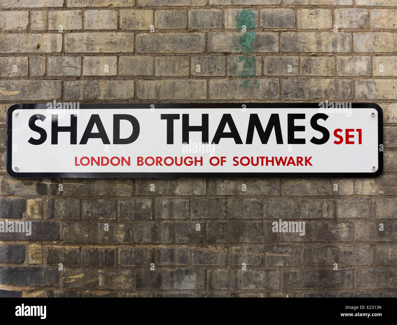 Shad Thames cartello stradale SE 1 contro un muro di mattoni Foto Stock