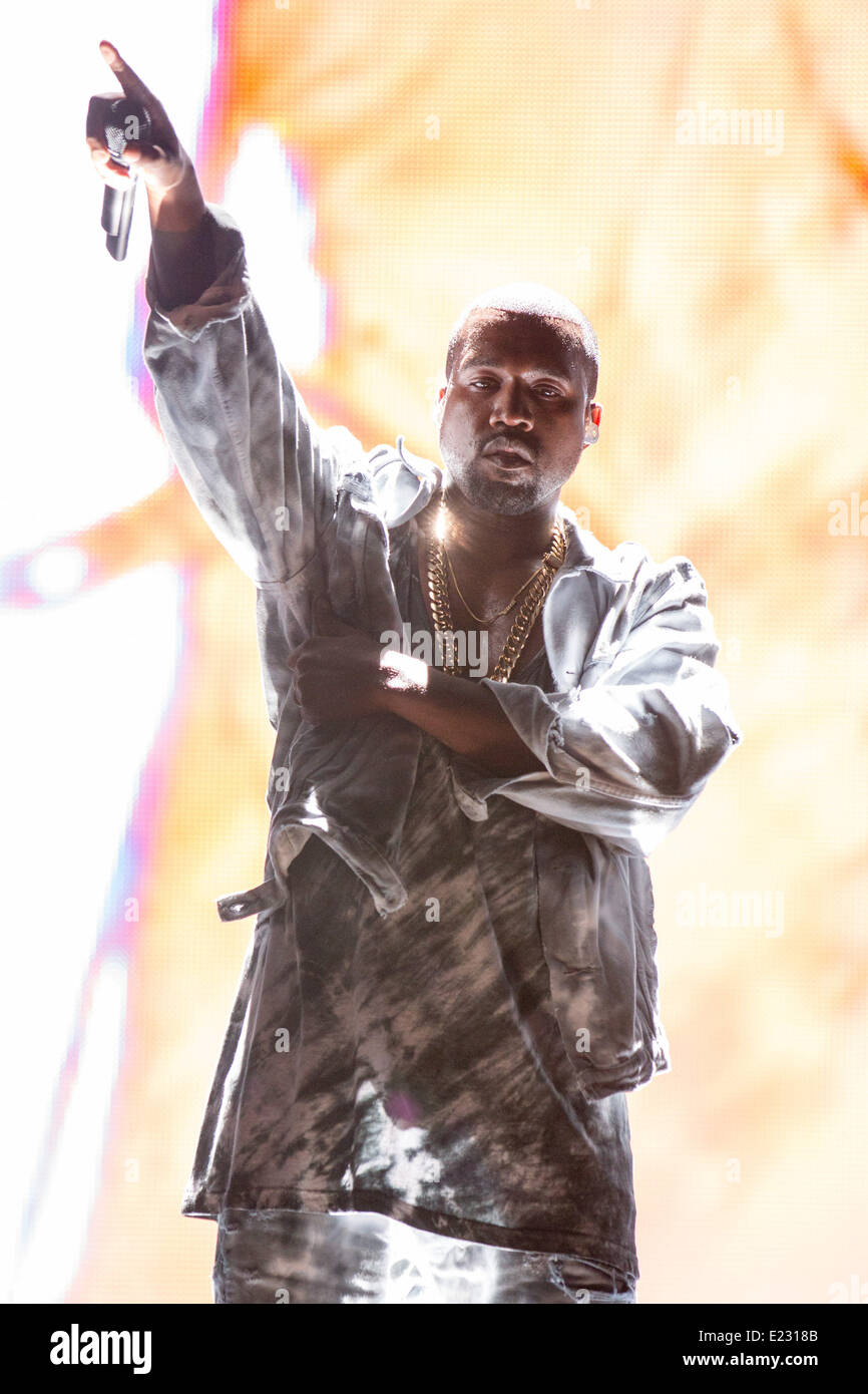 Manchester, Tennessee, Stati Uniti d'America. Xiii Giugno, 2014. Il rapper Kanye West si esibisce dal vivo al 2014 Bonnaroo Music e Arts Festival di Manchester, Tennessee Credito: Daniel DeSlover/ZUMAPRESS.com/Alamy Live News Foto Stock