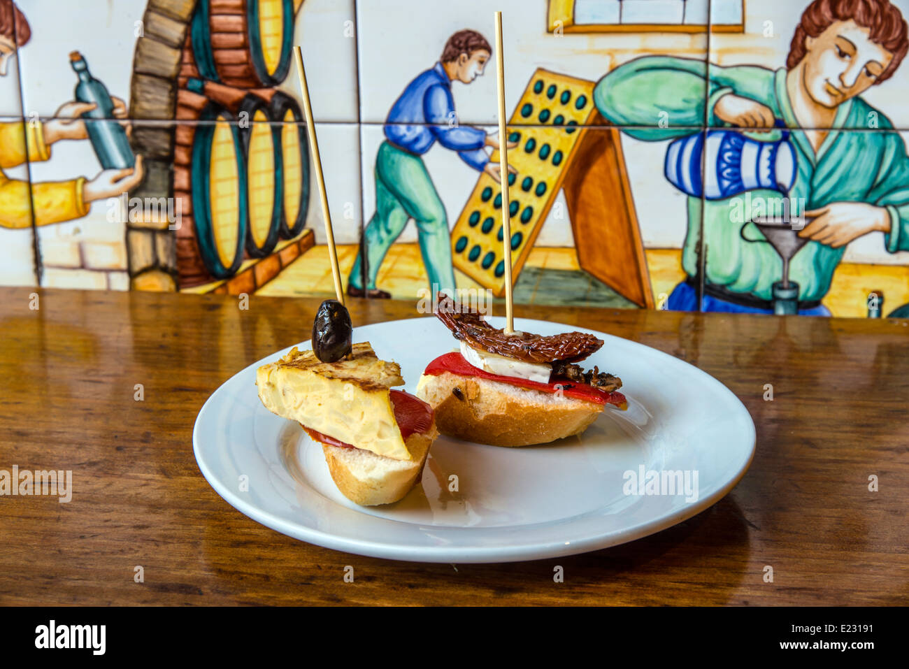 Piastra con tapas cibo su una tabella in un tapas bar, Barcellona, in Catalogna, Spagna Foto Stock