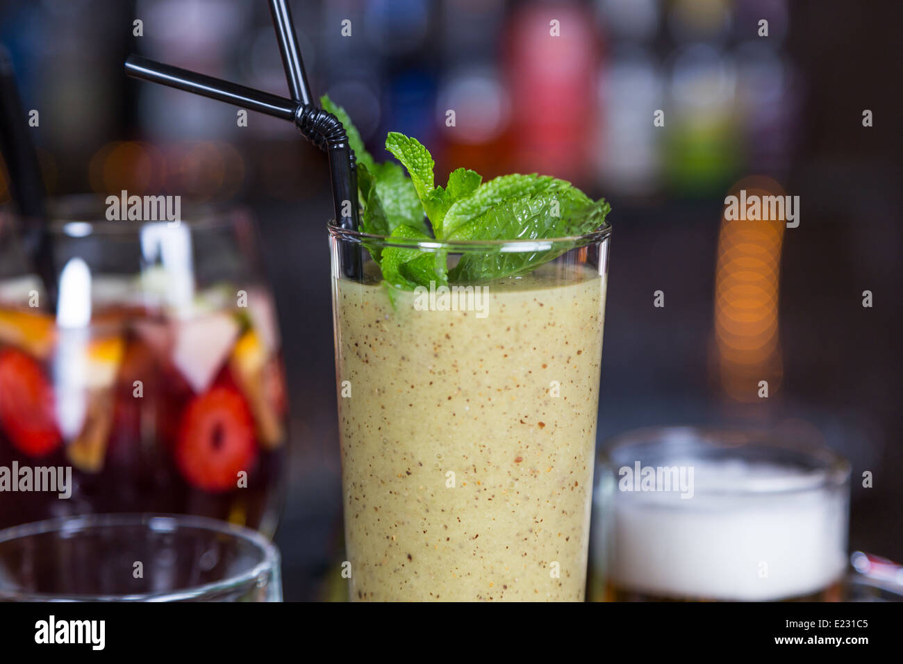 Mix di cocktail alcolici in vetro sulla barra per party Foto Stock