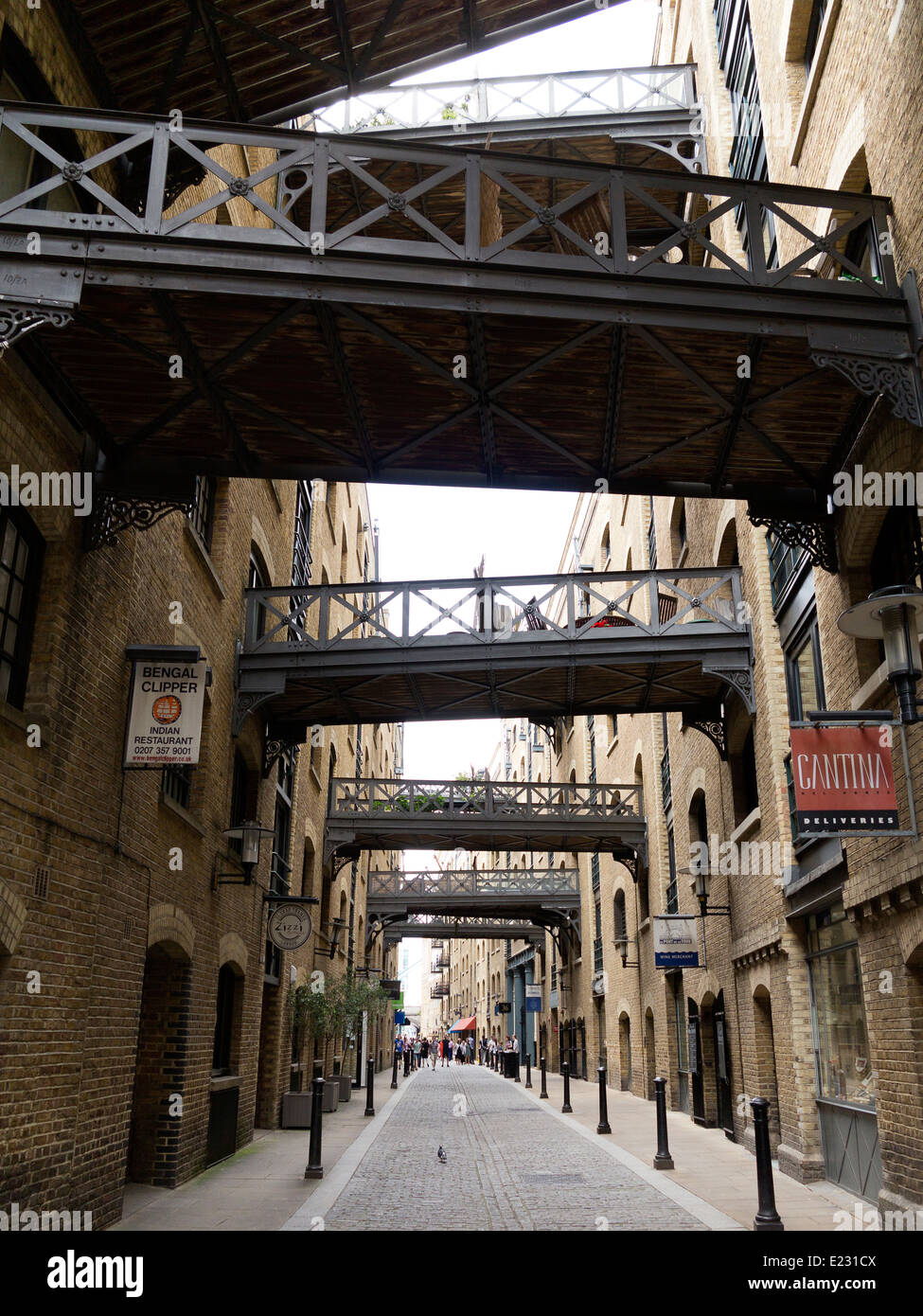 Guardando verso il basso Shad Southwark Street Londra Inghilterra. Guardando il cielo e portali di collegamento magazzini convertito Foto Stock