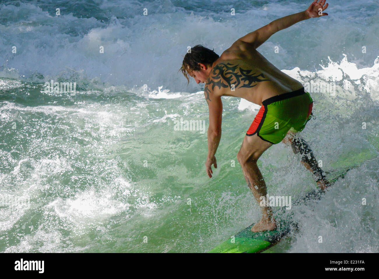 Surfer sul Eisbach-onda fiume Isar, il Giardino Inglese di Monaco di Baviera, Baviera, Baviera, Germania, Europa Foto Stock